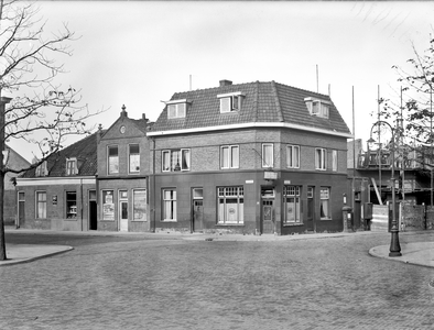 41993 Gezicht op de voorgevel van het café Van Rooyen (Zonstraat 178) te Utrecht.